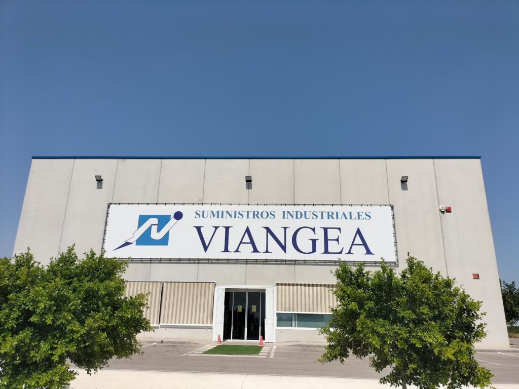 Entrada de la tienda de Viangea en La Aparecida, Orihuela