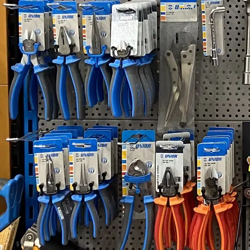 Alicates UNIOR de mango azul y gris y aislados de mango rojo, en su blíster en la tienda