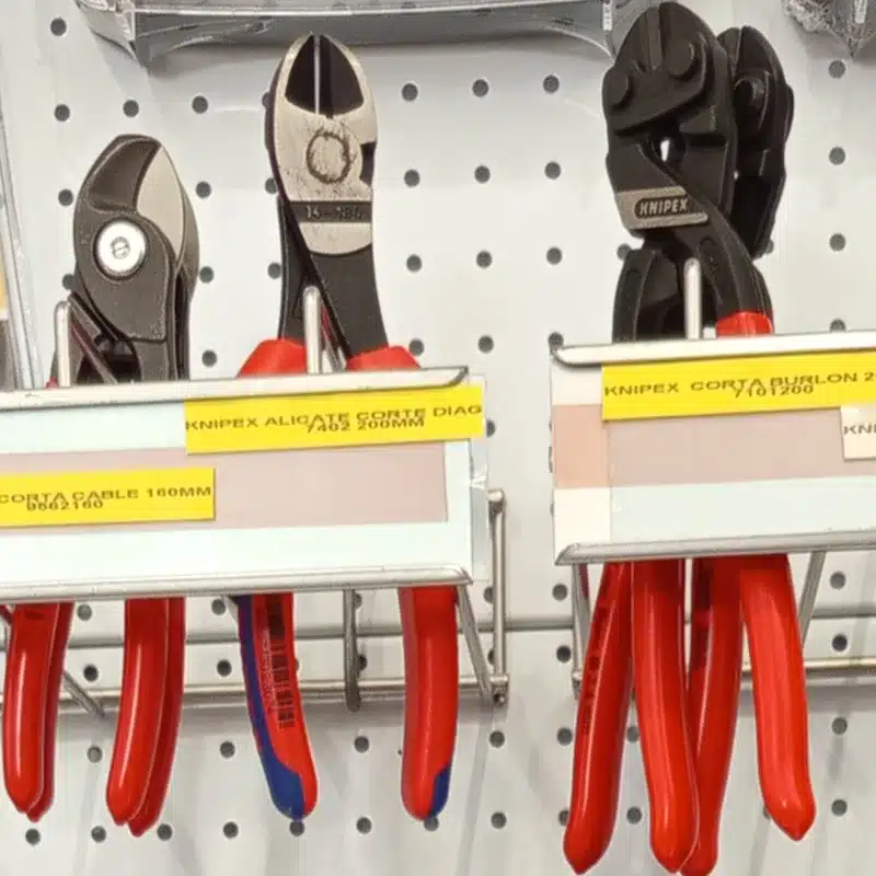 Cortacables, alicate de corte diagonal de fuerza y corte articulado KNIPEX colgados en el expositor de la tienda
