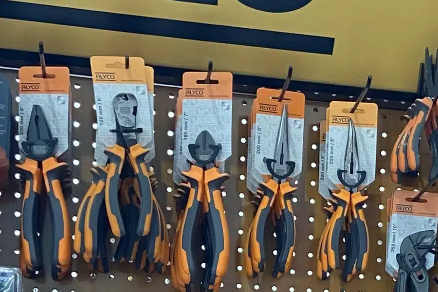 Fila de alicates de mango naranja en sus cartelas: universal, de corte frontal, de corte diagonal y de puntas rectas y curvas