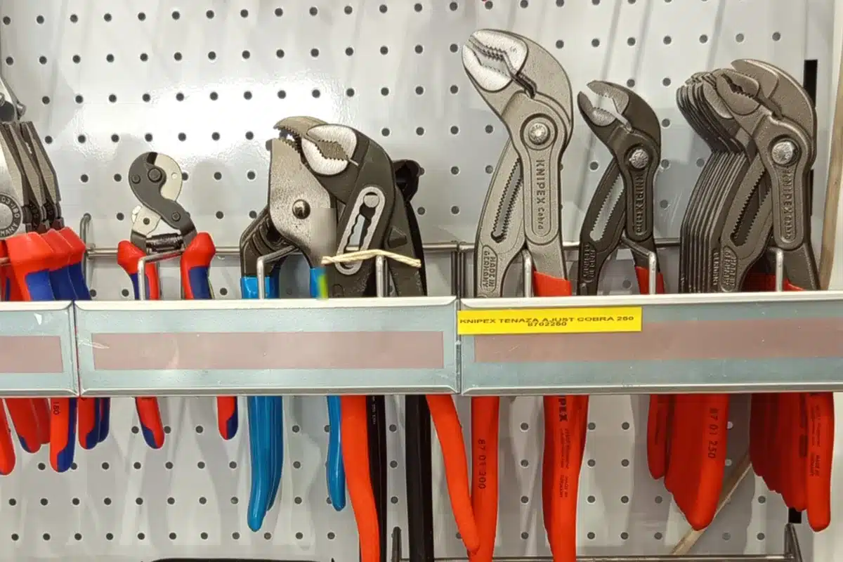 Expositor de alicates de la tienda con un alicate universal, un cortacables y tres tenazas pico de loro de ajuste rápido KNIPEX Cobra