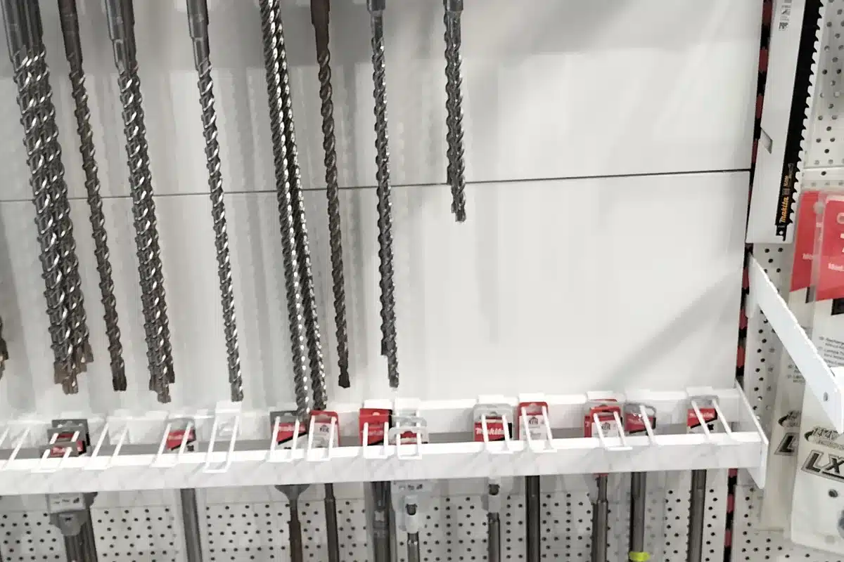 Brocas SDS-max y cinceles y punteros colgados en el panel de la tienda