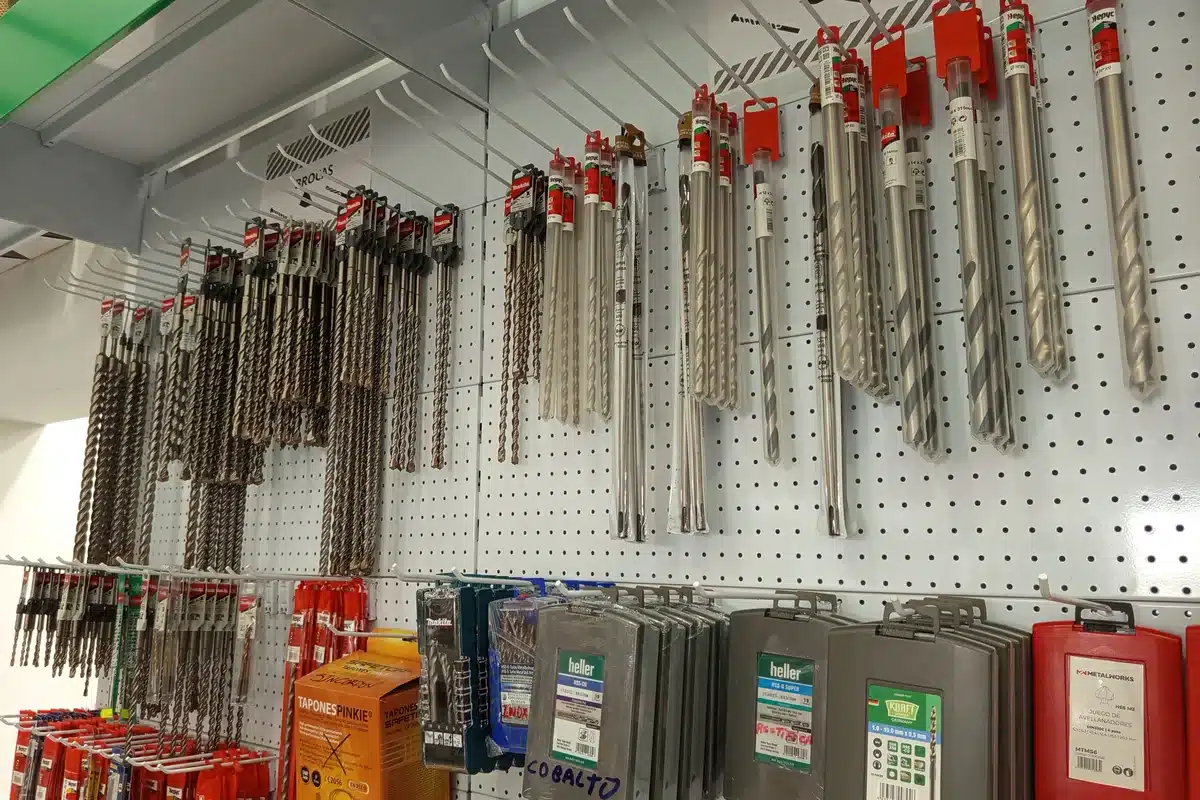 Lineal de brocas de la tienda, con brocas de hormigón, de metal y de madera colgadas por medidas