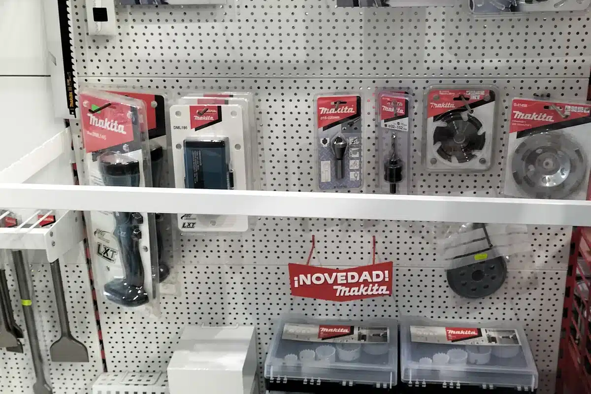 Panel de consumibles de la tienda con estuches de coronas perforadoras, avellanador y disco de diamante de copa