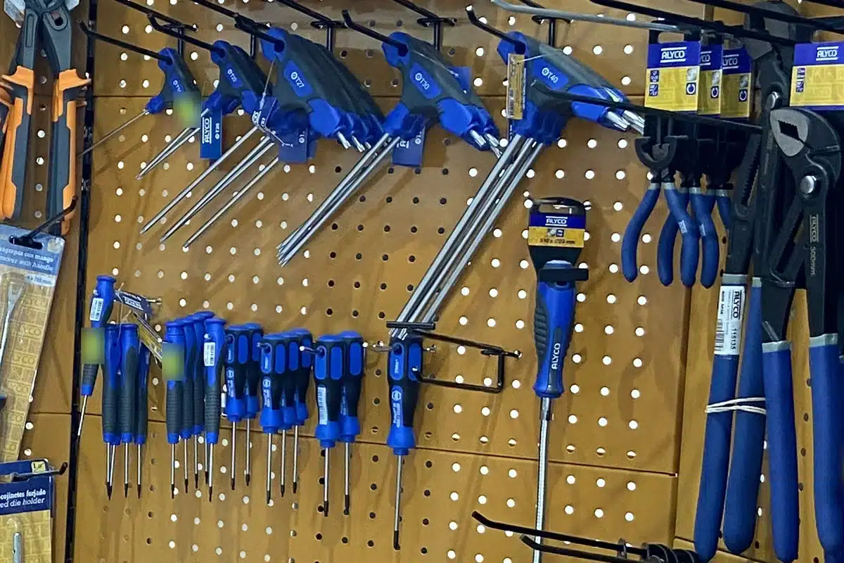 Panel ALYCO de la tienda con destornilladores de precisión y de mango bimaterial, un portapuntas flexible y, arriba, llaves torx de mango en T