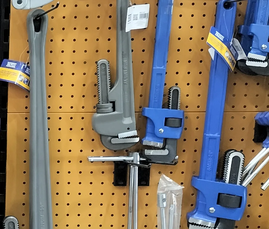 Llaves grifa Stillson forjadas de mango azul y de aluminio colgadas en la tienda
