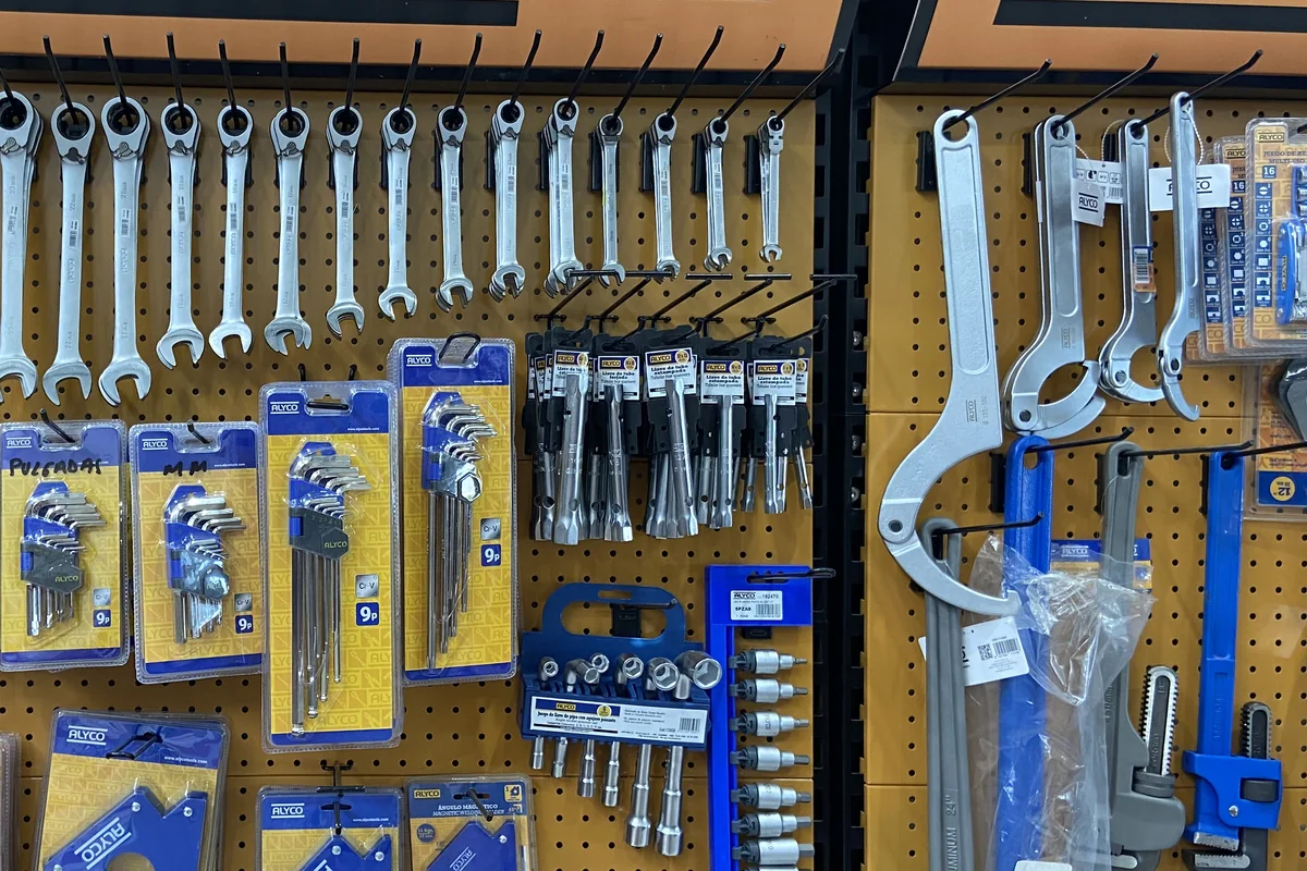 Panel de llaves ALYCO de la tienda con la fila de llaves combinadas de carraca, juegos de llaves allen, llaves de tubo estampadas, el juego de llaves de pipa, llaves de gancho y llaves grifa
