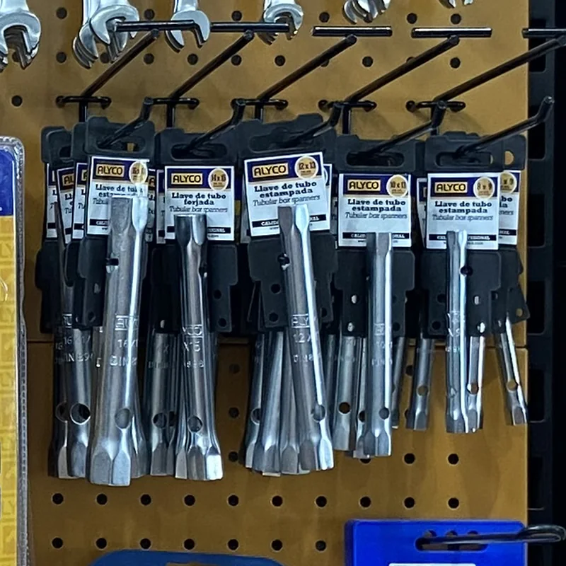 Llaves de tubo ALYCO colgadas en sus cartelas, en la tienda