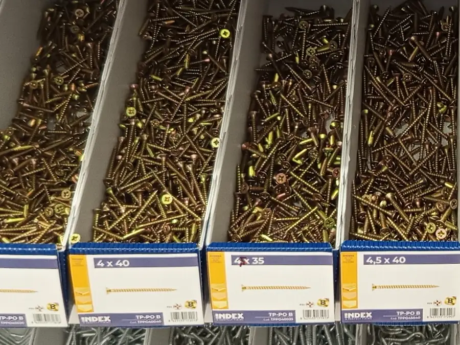 Cubetas de tirafondos avellanados bicromatados para madera en el lineal de la tienda