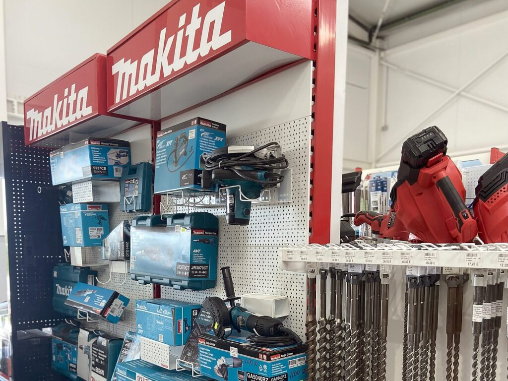 Expositor Makita en Viangea, distribuidor y servicio técnico oficial
