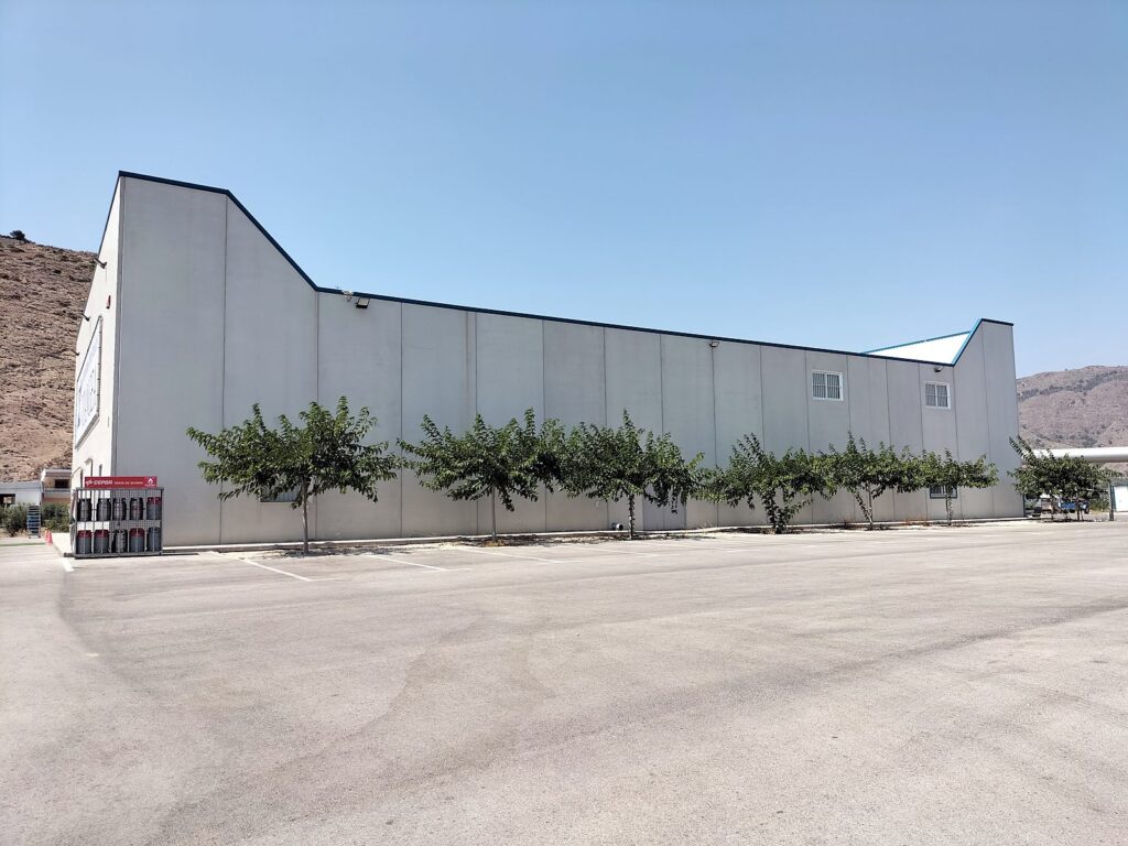 Nave de Viangea en la CV-916, La Aparecida (Orihuela)