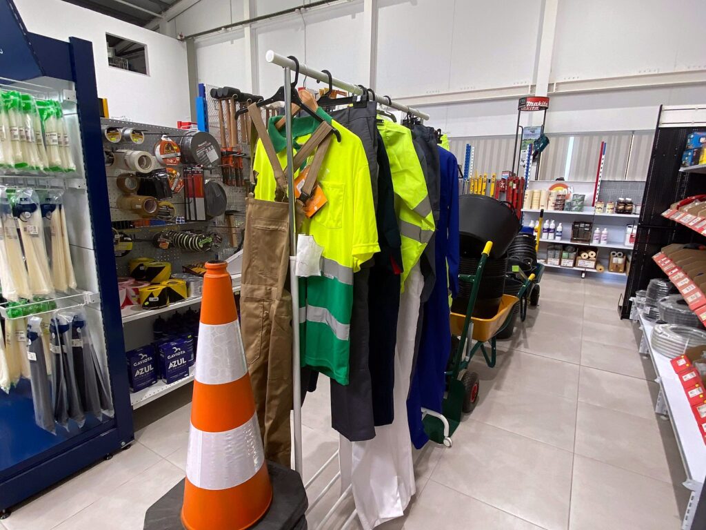 Ropa de alta visibilidad y señalización de obra en Viangea